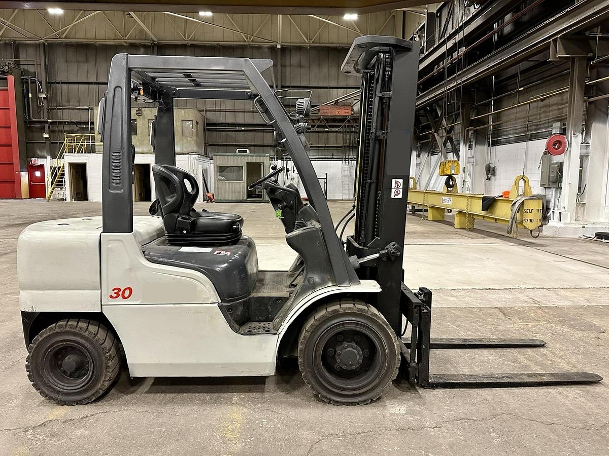 Unicarriers FHD30-A1 – side profile – triple mast, pneumatic tires, operator cab – 6,000 lb diesel forklift – CSA/MOL certified – Brampton ON