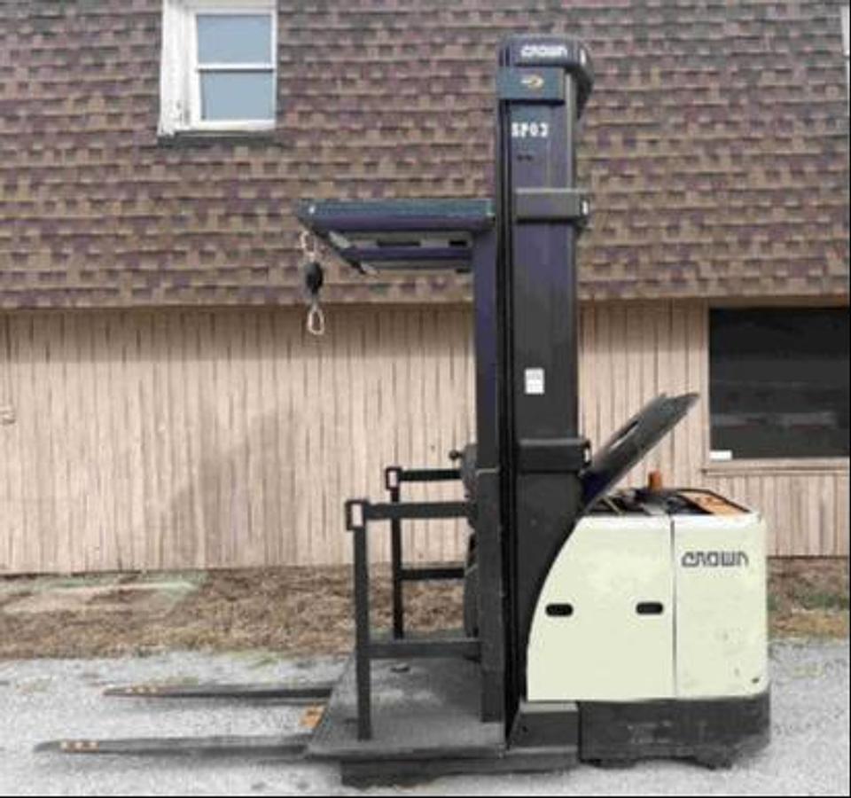 Crown SP3520-30 WG order picker – 3,000 lb electric stand-up – triple mast 276” – wire-guided – CSA certified – freezer-ready – export-ready – Brampton ON