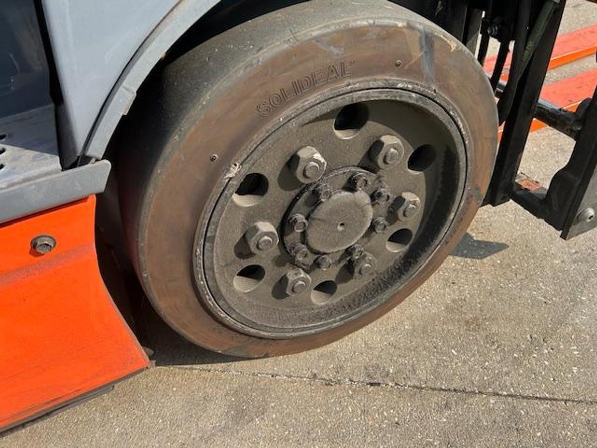 Drive tire view of Toyota 8FBCU25 forklift – black cushion tire, CSA-certified electric sit-down, indoor-rated traction – Premier Lift Equipment Brampton ON