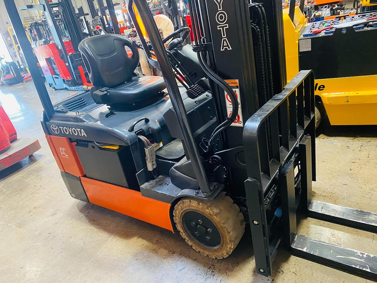 2020 Toyota 8FBE20U front angle — 189” triple mast, 4,000 lb capacity, 36V electric, side‑shift