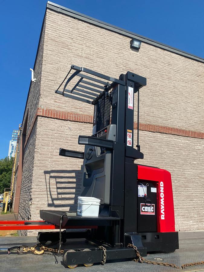 Raymond 560-OPC30TT WG – outdoor side profile – triple mast and chassis – CSA certified order picker – Brampton ON