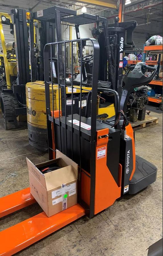 Side view of Budget Toyota 8HBE30 rider pallet truck, older non‑CSA unit with 27×48 forks and 24V electric system.
