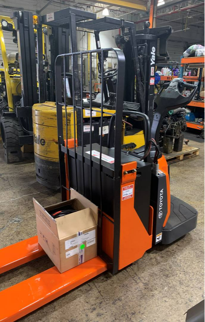 Side view of Budget Toyota 8HBE30 rider pallet truck, older non‑CSA unit with 27×48 forks and 24V electric system.