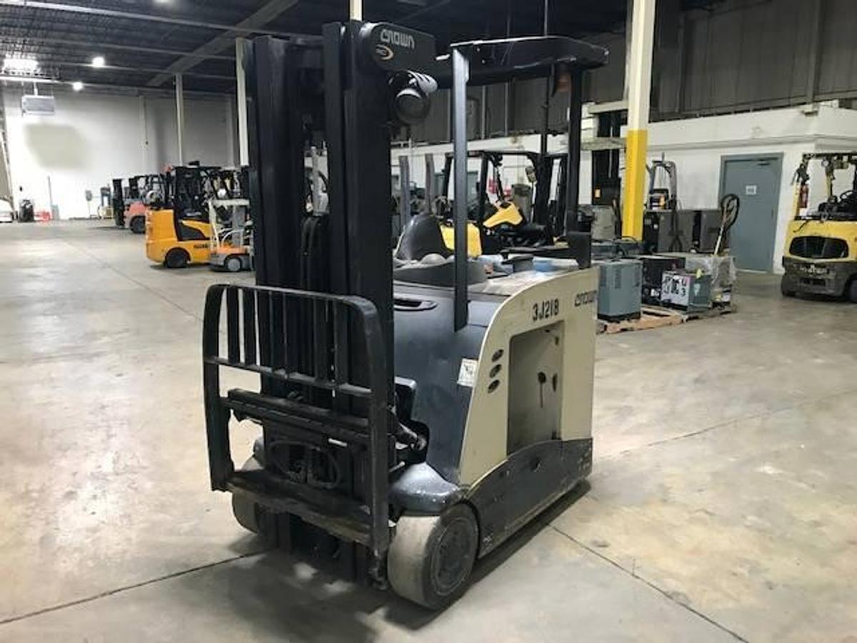 Crown RC5545-40 – front angle view – triple mast 190” – stand-up docker – CSA + UL/EE certified – Brampton ON