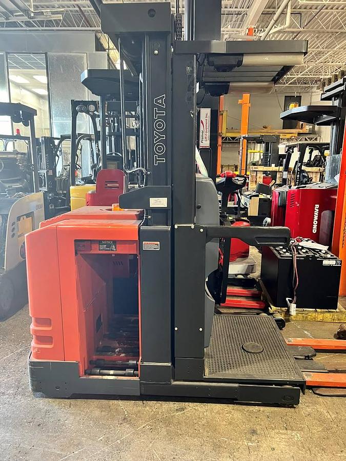 Toyota 7BPUE15 – full side profile – narrow aisle chassis, triple mast, and stand-up operator deck – CSA-certified electric order picker – Brampton ON