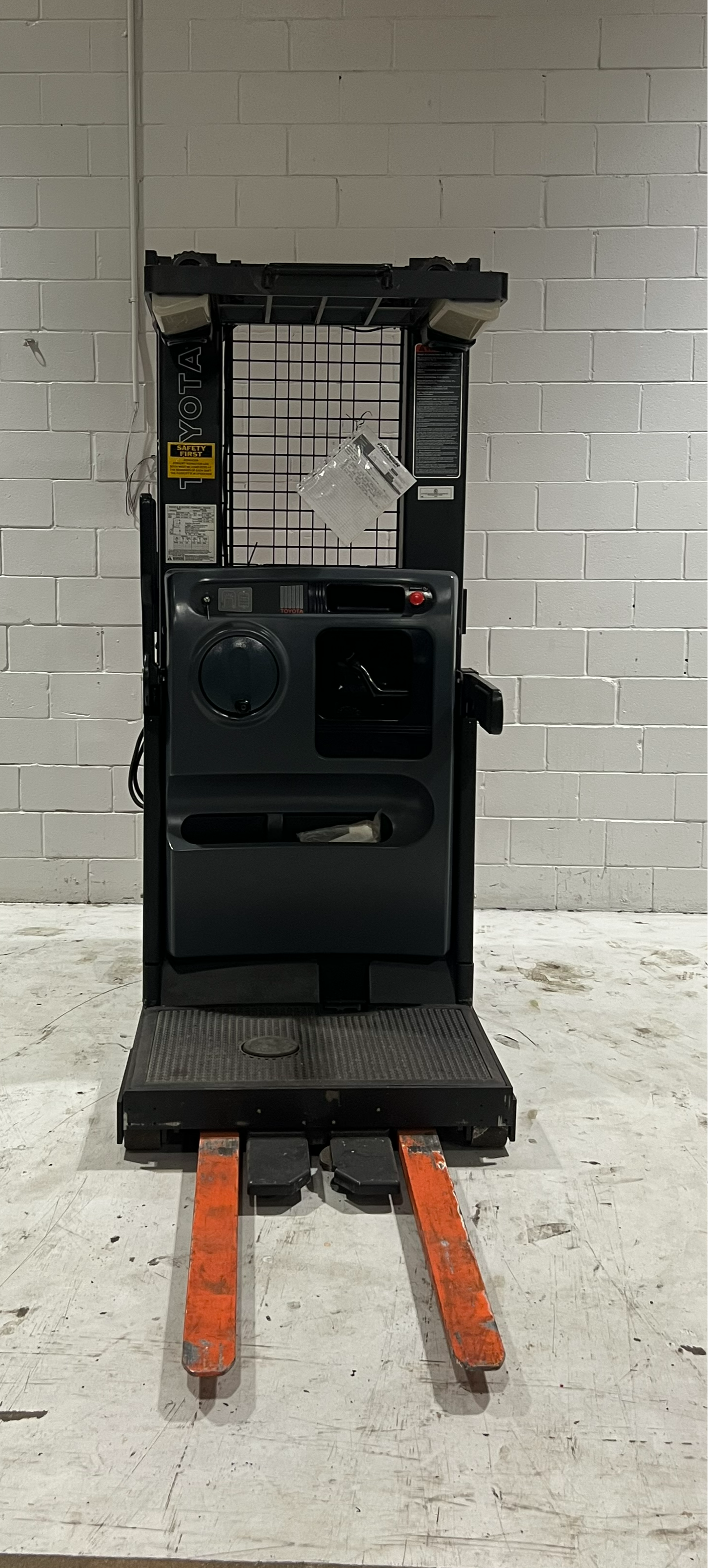 Front view of Budget Toyota 7BPUE15 order picker showing forks and 210” triple mast.