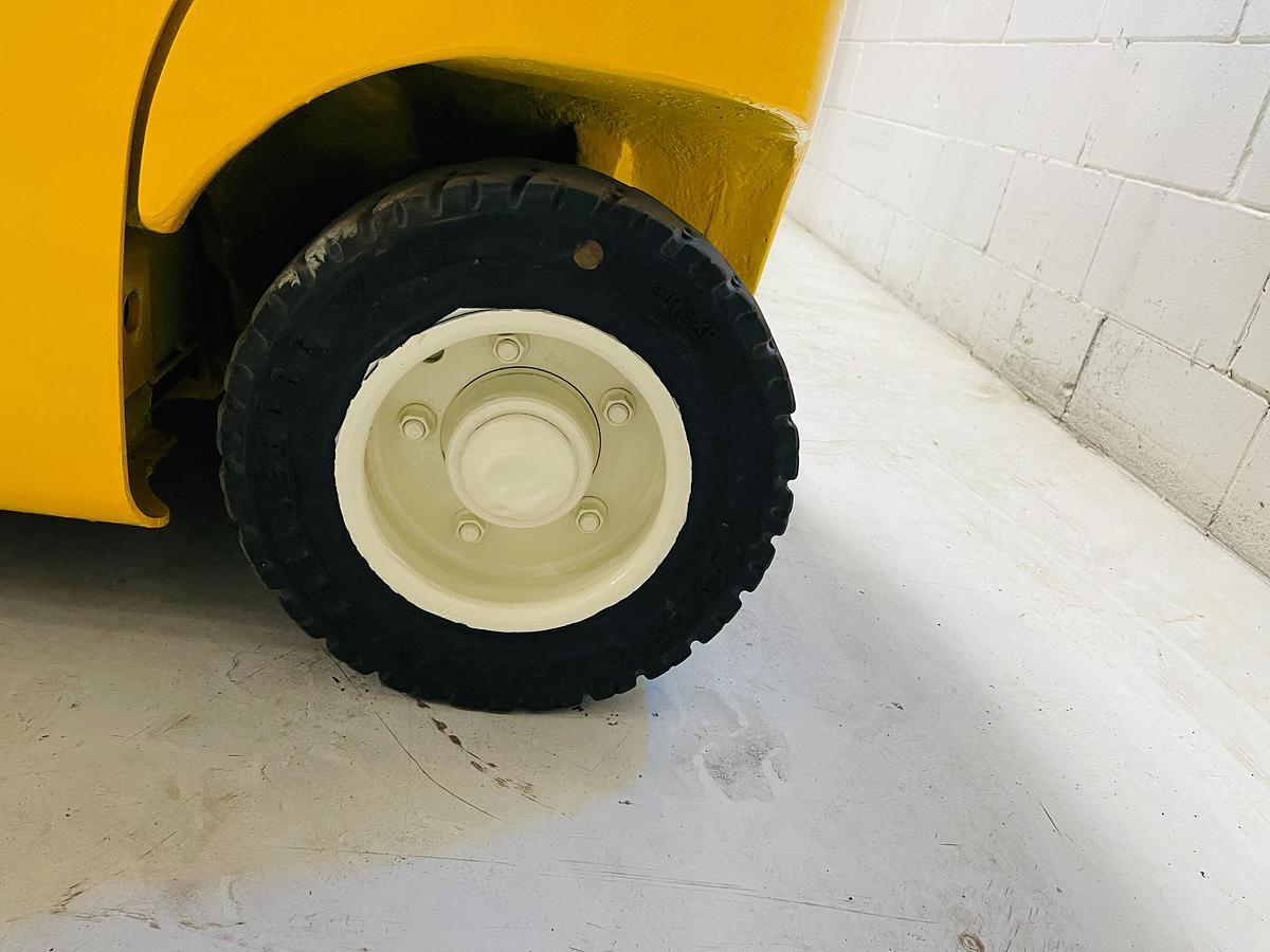 Yale ERP040VFN – left steer tire view – solid pneumatic tread and rear chassis – CSA electric forklift – Brampton ON