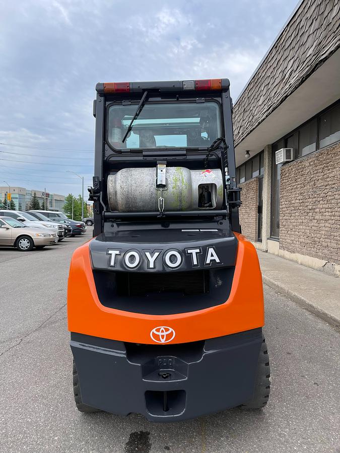 Toyota 8FGU30 – direct rear view – counterweight, propane bracket, and dual rear tires – CSA-certified pneumatic forklift – Brampton ON