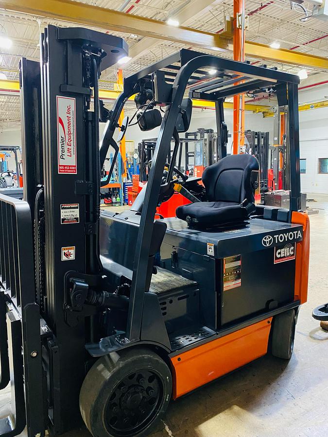 Toyota 8FBCU32 – angled front view – triple mast, 42” forks, and clamp-compatible carriage – CSA-ready electric forklift – Brampton ON