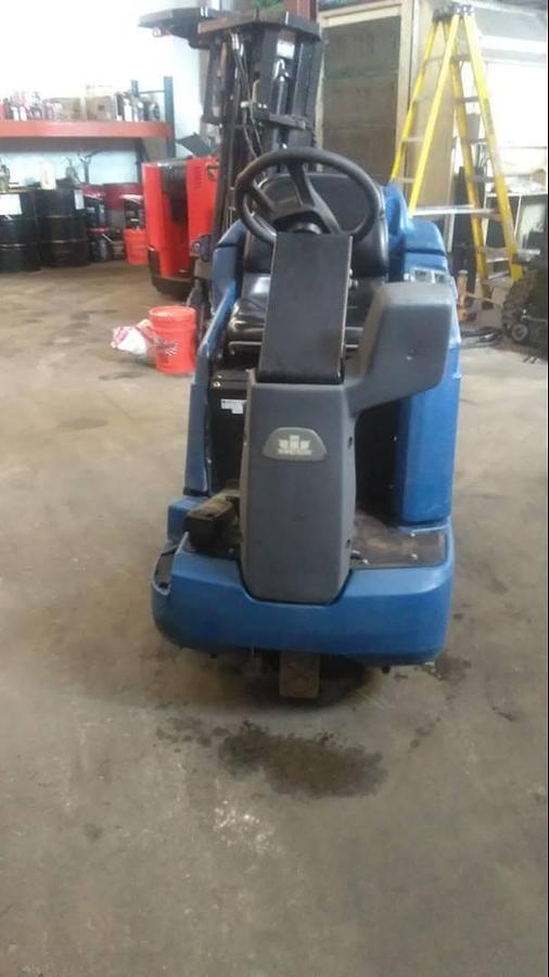 Windsor SG28 – direct front view – U-handle, scrub deck, recovery tank – 28” electric floor scrubber – CSA certified – Brampton ON