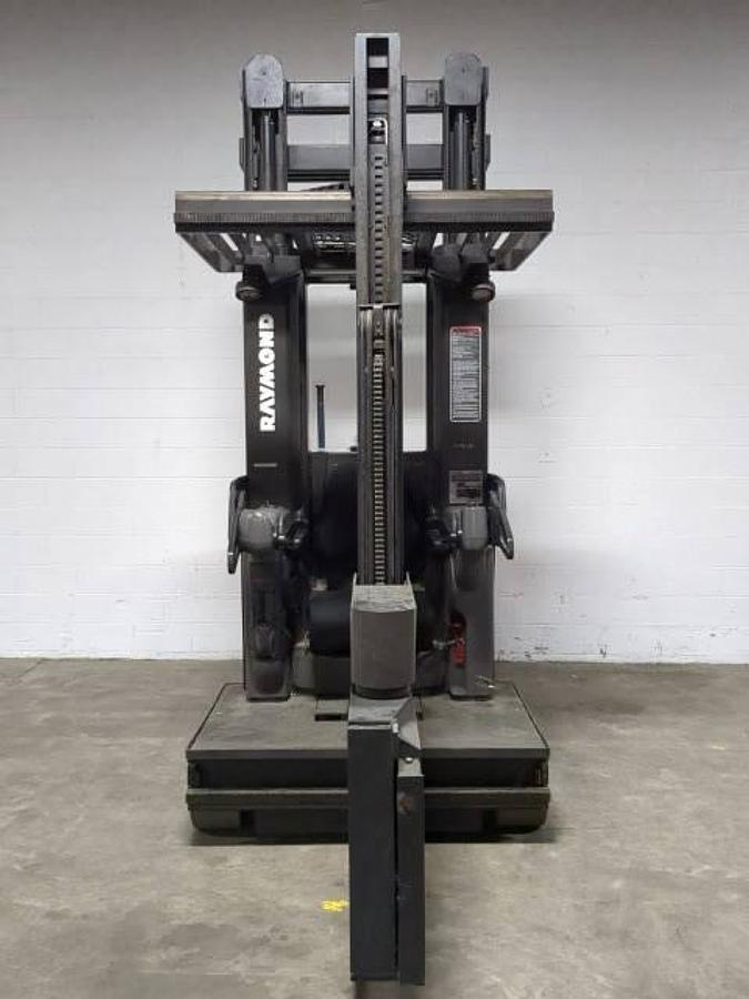 Raymond 960-CSR30T – front view – swing-reach carriage and mast – CSA certified turret forklift – Brampton ON