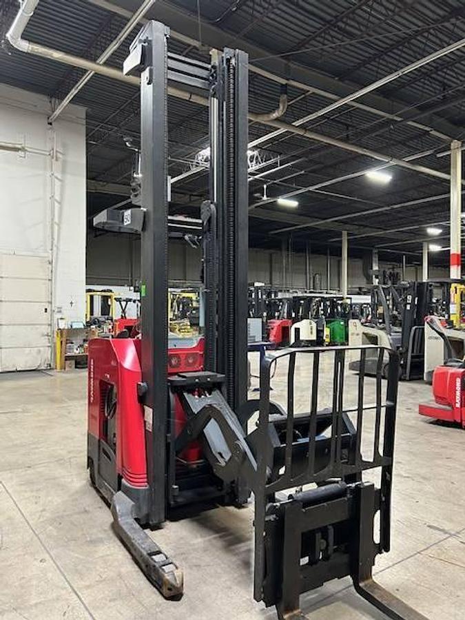 Front mast view showing 3-stage mast and double reach carriage