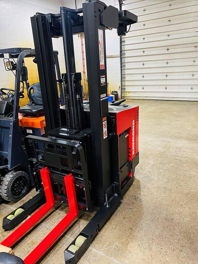 Front angled view showing mast rails and reach mechanism