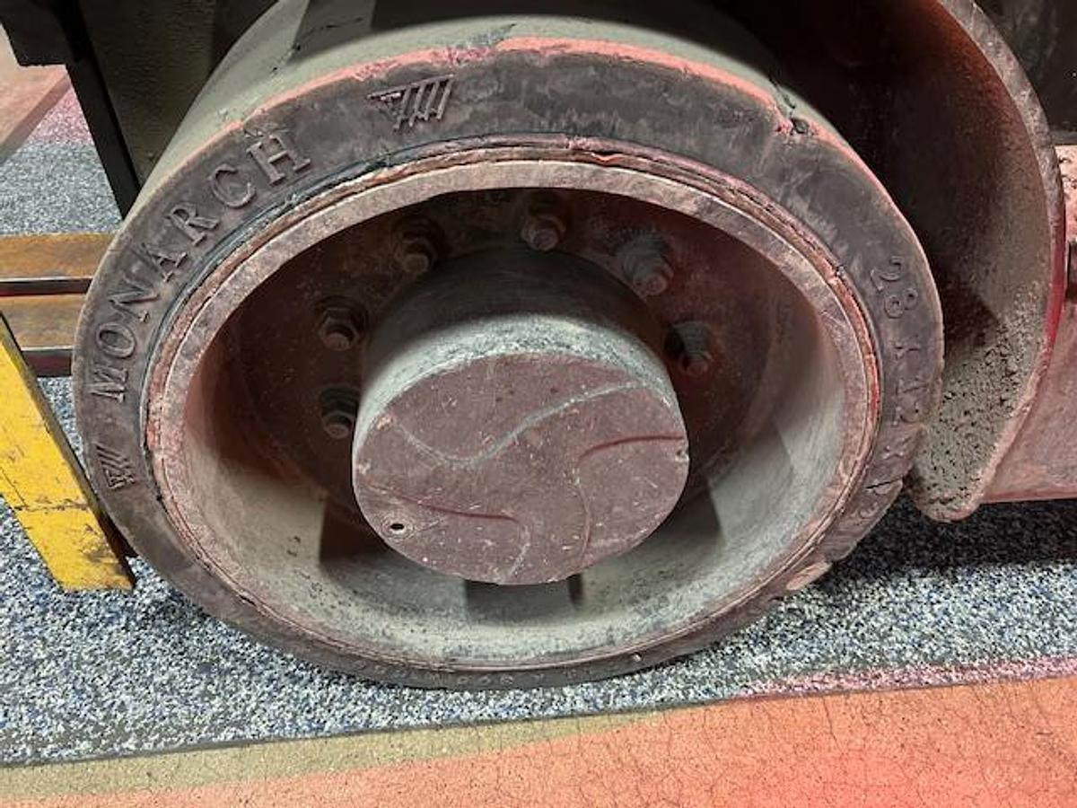 Hyster S155FT – close-up of smooth cushion drive tire – indoor traction tread – CSA-certified propane forklift – Brampton ON