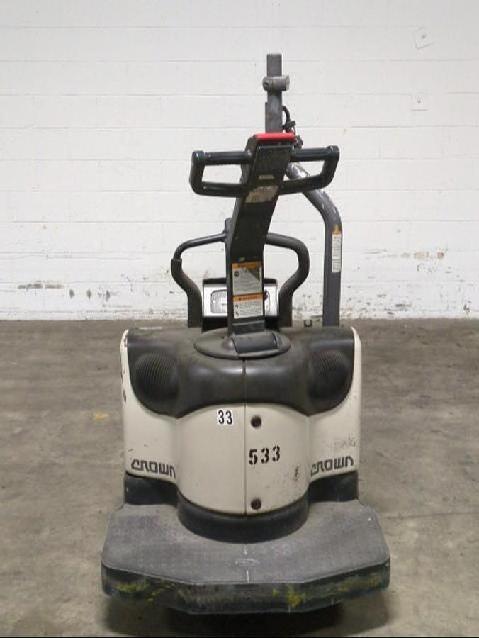 “2016 Crown PE4500‑80 rear view – rider platform, chassis, and drive unit”