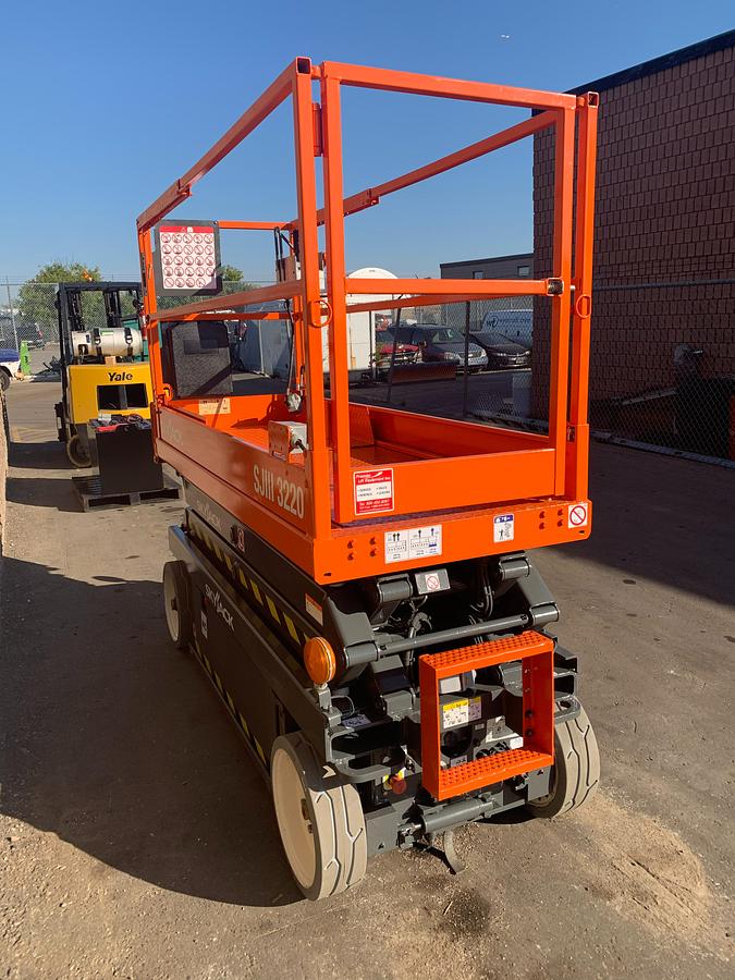 Skyjack SJIII 3220 – opposite side angle – battery tray, tilt alarm sensor, slab frame – CSA-certified scissor lift – Brampton ON