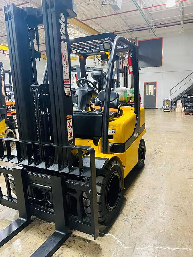 Yale GLP060VXN – passenger-side front angle – mast, fork carriage, and propane tank bracket – CSA-certified LPG forklift – Brampton ON