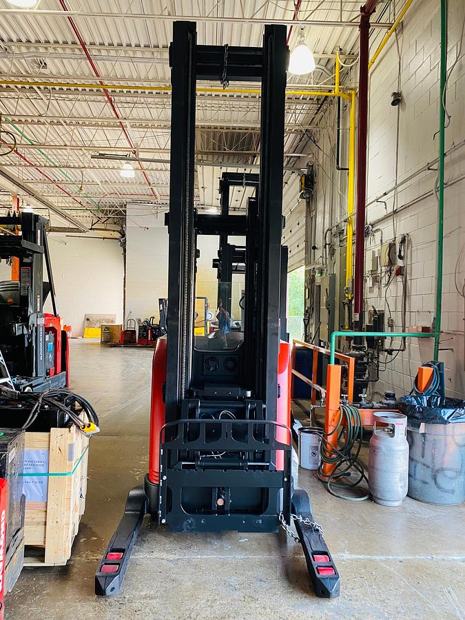 Front angled view showing mast rails and reach mechanism