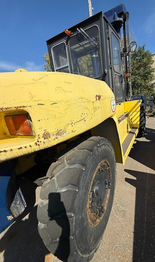 Komatsu FD135T‑6 heavy‑capacity forklift — right steer pneumatic tire condition