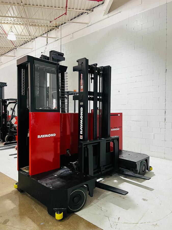 Raymond SL60TN – angled side front view – mast, deck, and adjustable fork carriage – CSA/MOL certified sideloader – Brampton ON