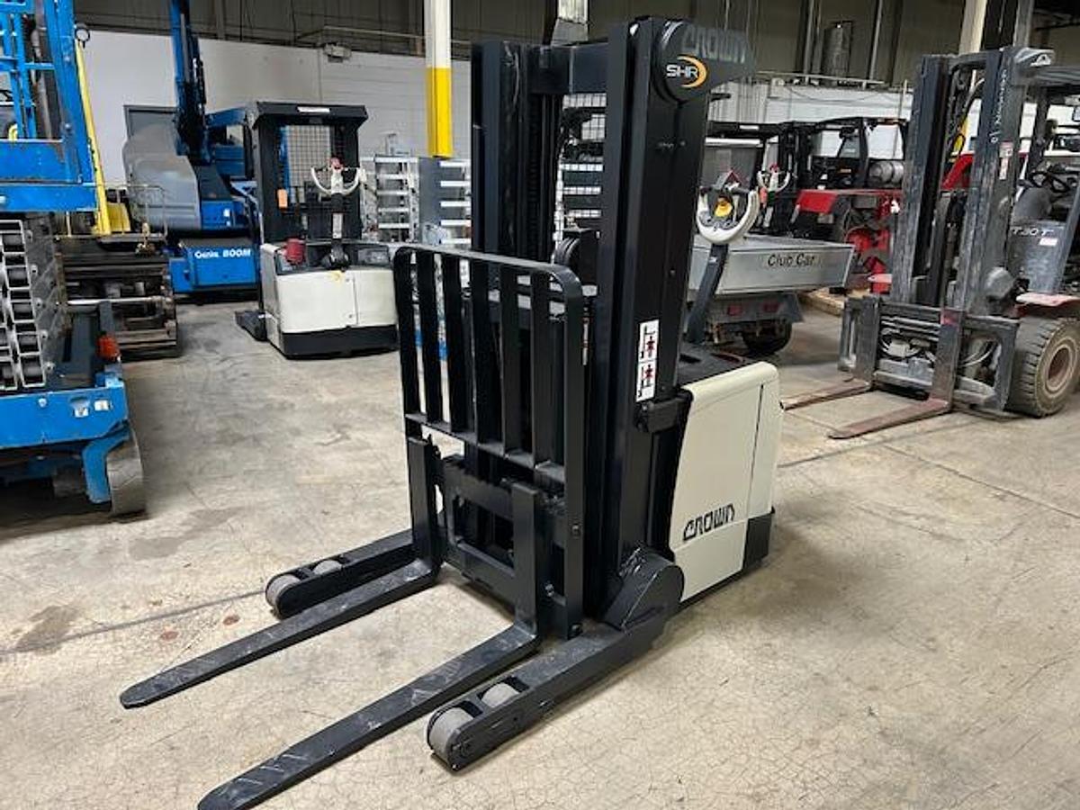Crown SHR5540-35 – front angle view – pantograph carriage, mast, and straddle legs – CSA walkie reach stacker – Brampton ON