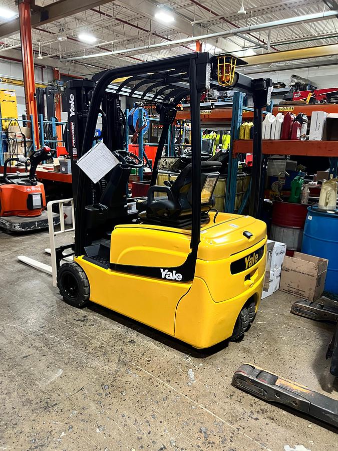 Side view of CSA-certified Yale ERP040VTN electric forklift with 3-stage mast and solid pneumatic tires – staged in Brampton ON