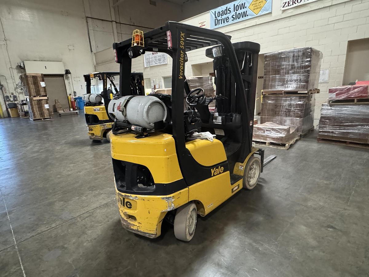 “2020 Yale GLC060VX propane forklift side view – 84/240-inch quad mast, sideshift, 4th valve, cushion tire LPG forklift – Brampton ON”