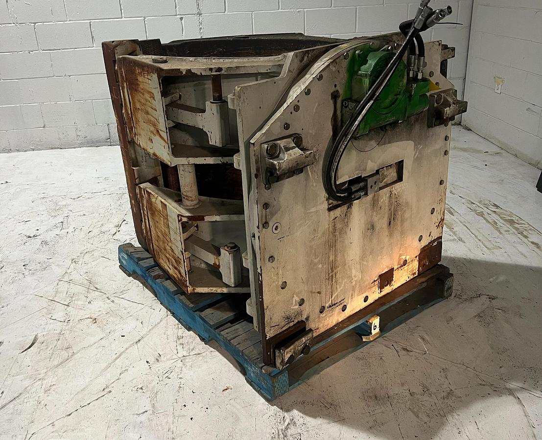 alt="Rear view of Cascade R90F‑RCF‑02C paper roll clamp showing Class IV mounting frame and hydraulic connections"