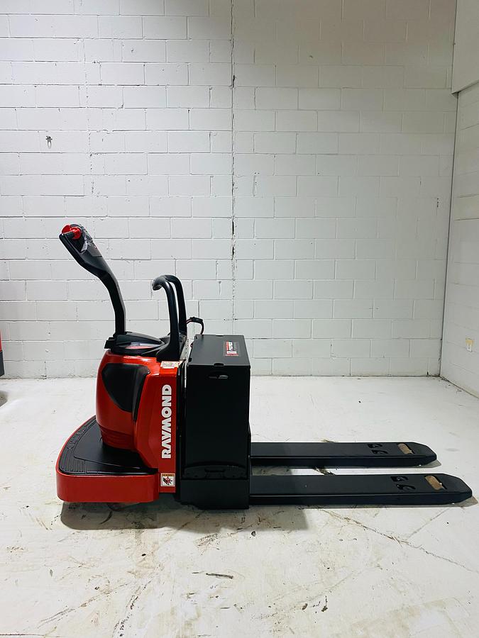 Raymond 8410 – full side profile – tapered forks and rider deck – CSA certified electric pallet jack – Brampton ON