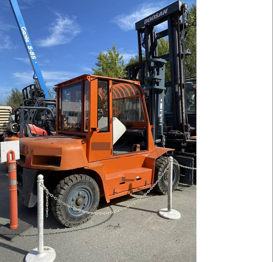 Side view of Heli CPCD70 outdoor diesel forklift showing triple-stage mast, Cummins engine compartment, 48” forks, and CSA-certified chassis – unit staged in Brampton ON