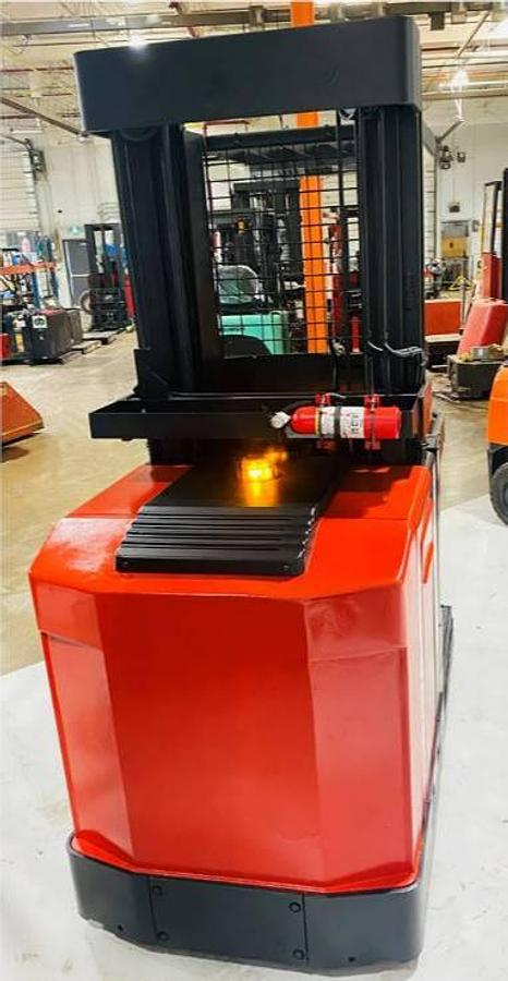 Back angled side view showing counterweight and rear lights