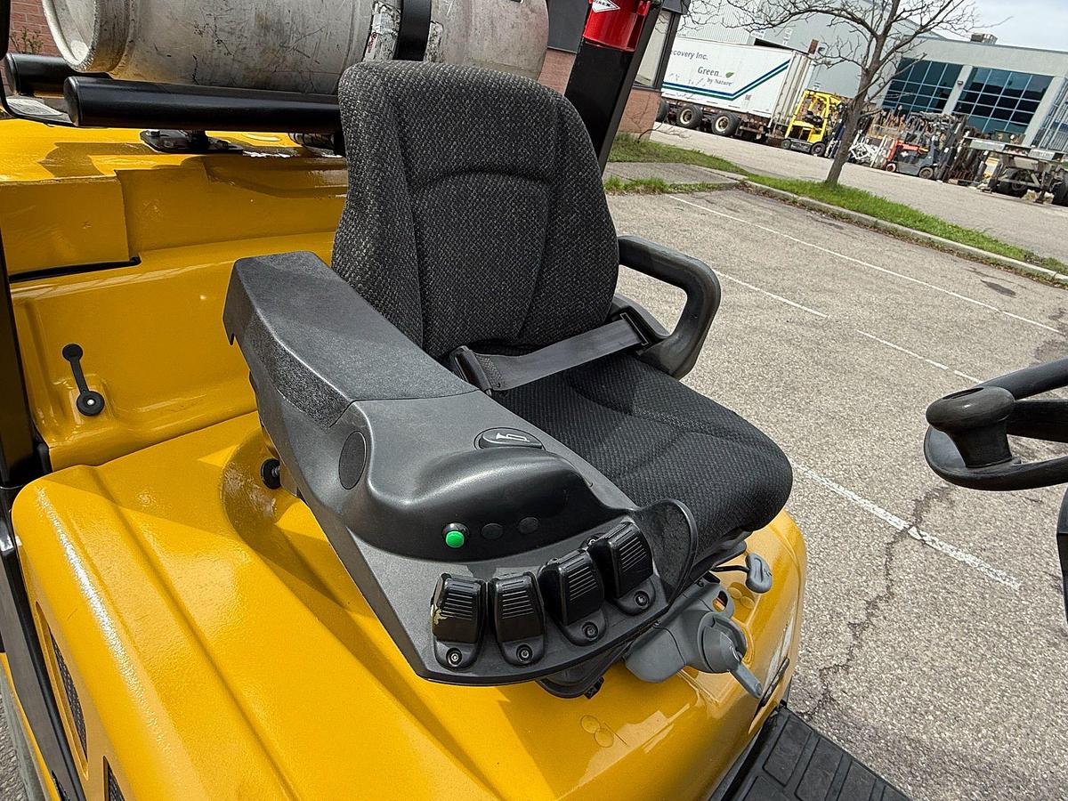 Seat with mini-stick hydraulic controls