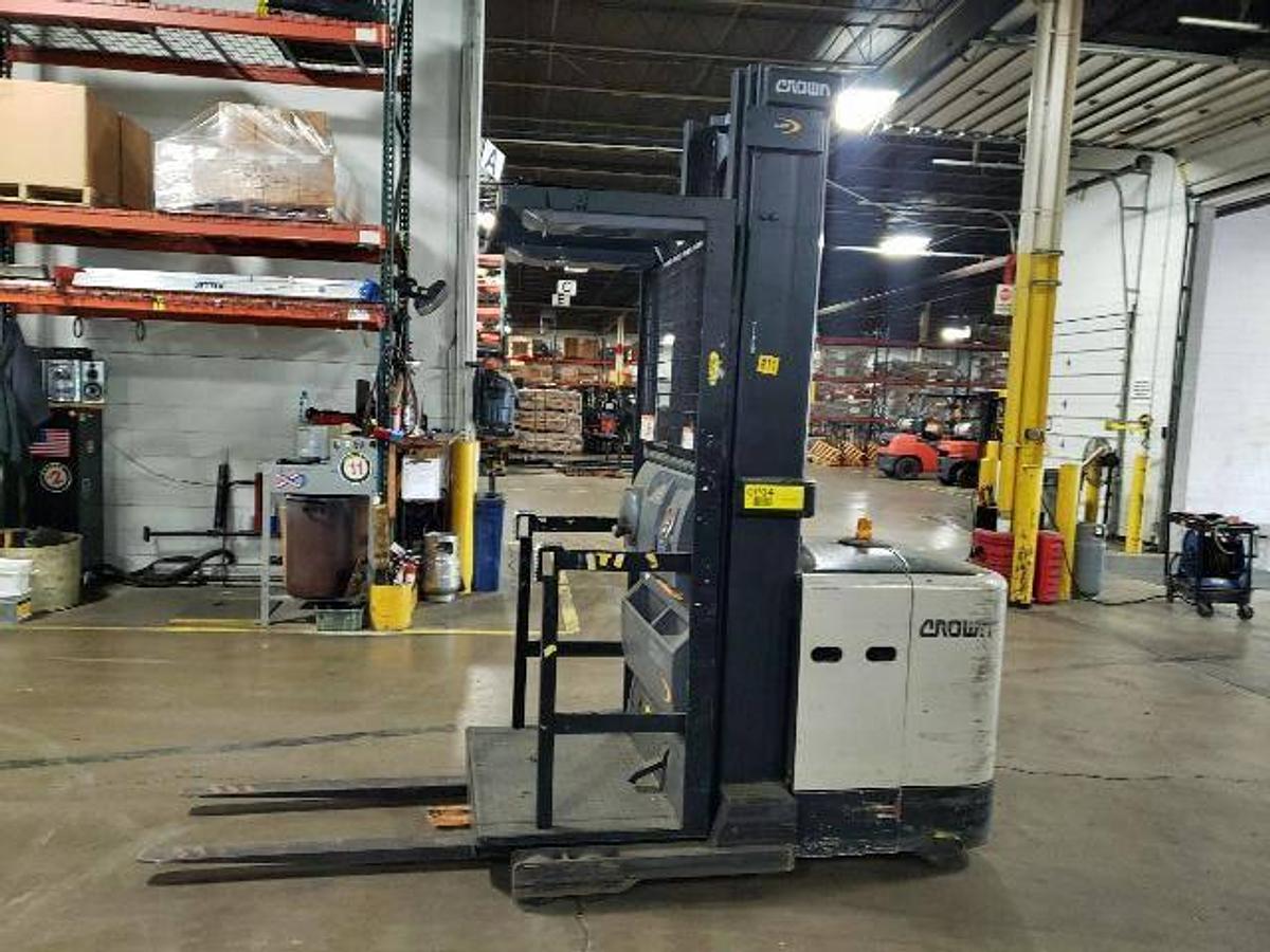 Crown SP3520-30 WG – side profile – operator platform, mast rails, and wire guidance system – CSA certified electric order picker – Brampton ON