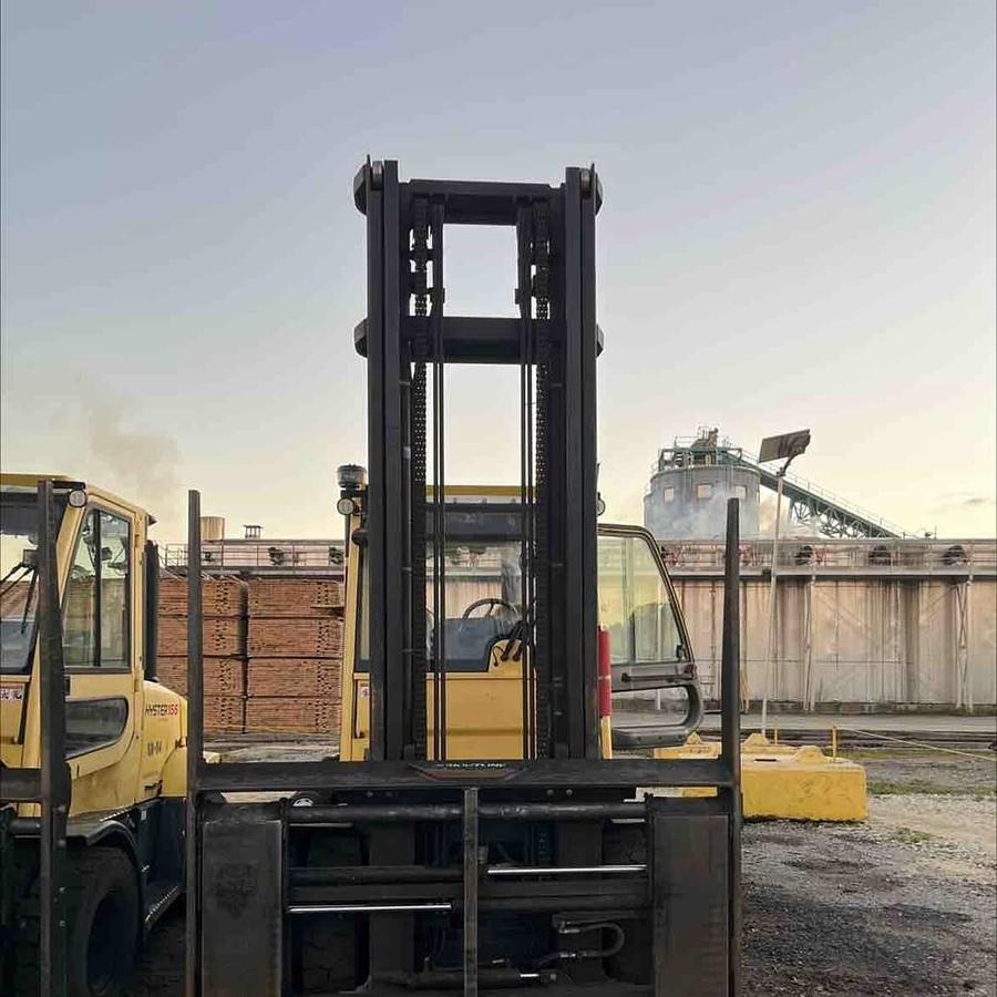 Hyster H155FT – direct front view – forks, mast rails, and cushion tires – CSA-certified diesel forklift – Brampton ON