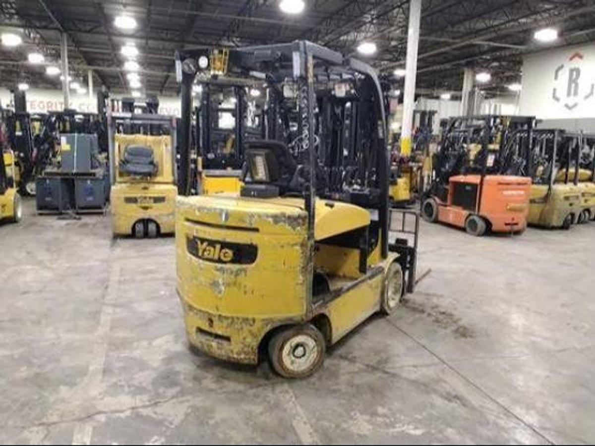 Yale ERC080VHN – rear angle view – counterweight, CSA safety decals, and cushion tires – electric forklift – Brampton ON