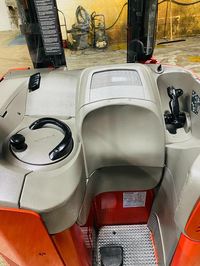 Operator platform of Raymond 740-DR32TT – stand-up rider with forward-facing hydraulic controls