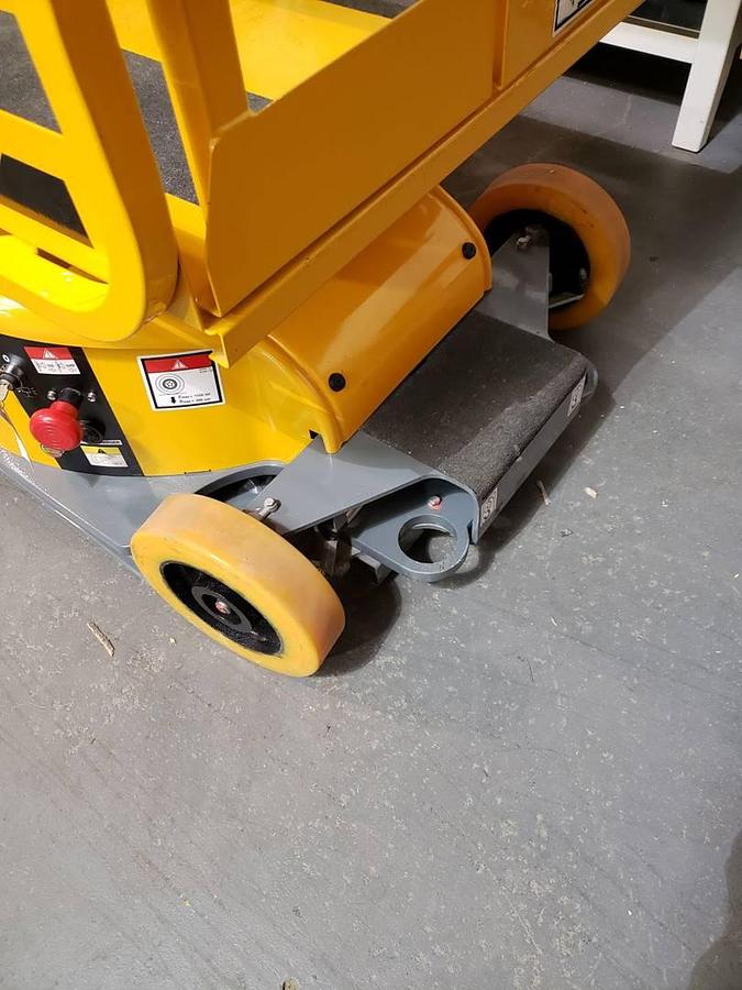 view of non mark tires and steer mechanism