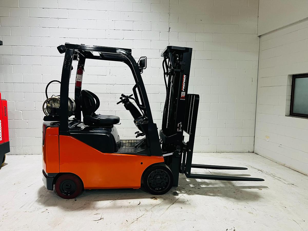 Toyota 8FGCU15 – full side profile – cushion tires, mast, and compact chassis – CSA-certified propane forklift – Brampton ON