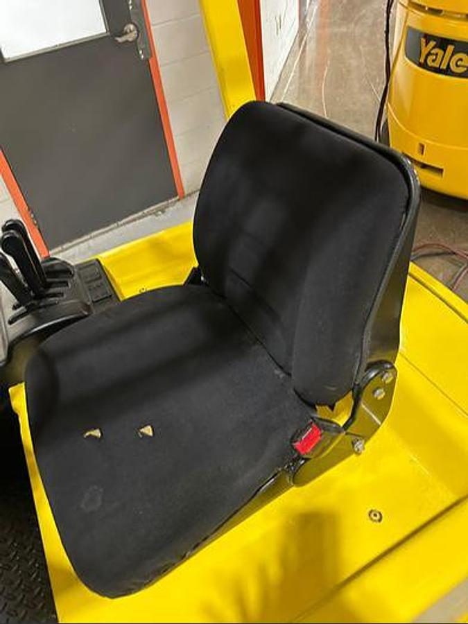 Operator seat of Budget Hyster J30XMT older electric forklift, non‑CSA.