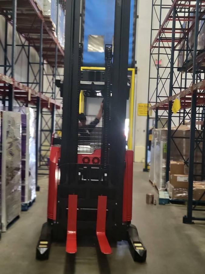 Front angled view showing mast rails and 42” fork tips