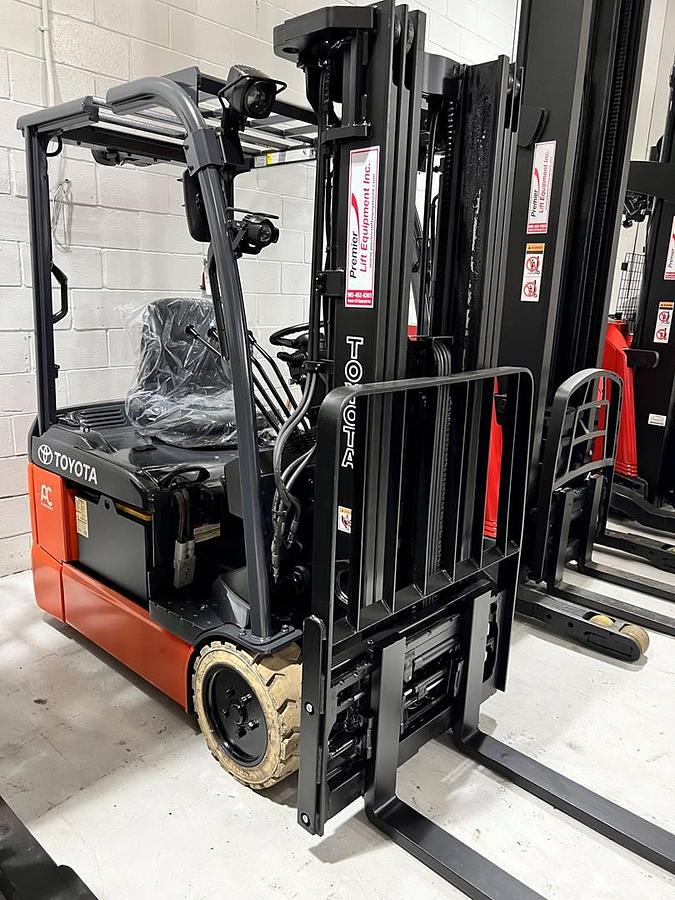 Toyota 8FBE15U – triple mast side angle – 189” lift height – CSA certified electric forklift – Brampton ON