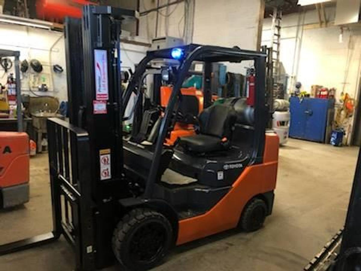 Toyota 8FGCU30 – angled side view – operator station, mast, and cushion tire chassis – CSA-certified propane forklift – Brampton ON