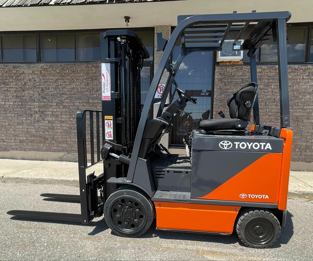 Toyota 8FBCU25 – full side profile – triple mast, compact chassis, and clamp-ready hydraulics – CSA/UL electric forklift – Brampton ON