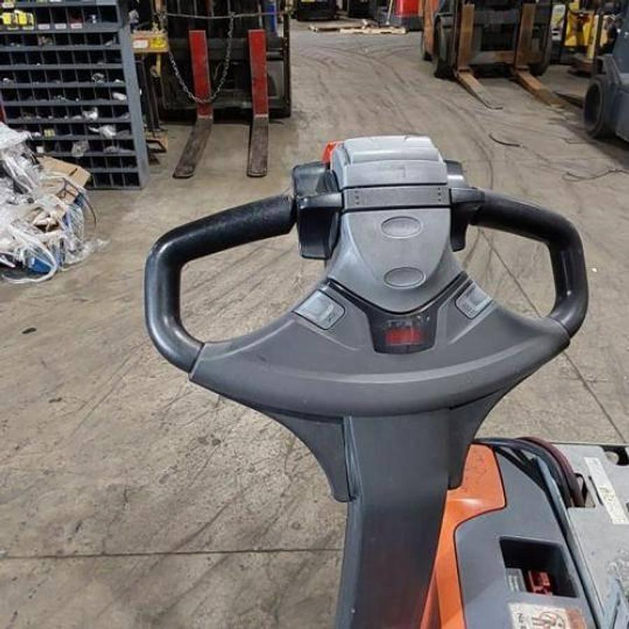 Toyota 8BWS13 – close-up of ergonomic tiller handle – throttle, brake, and lift controls – CSA-certified walkie stacker – Brampton ON