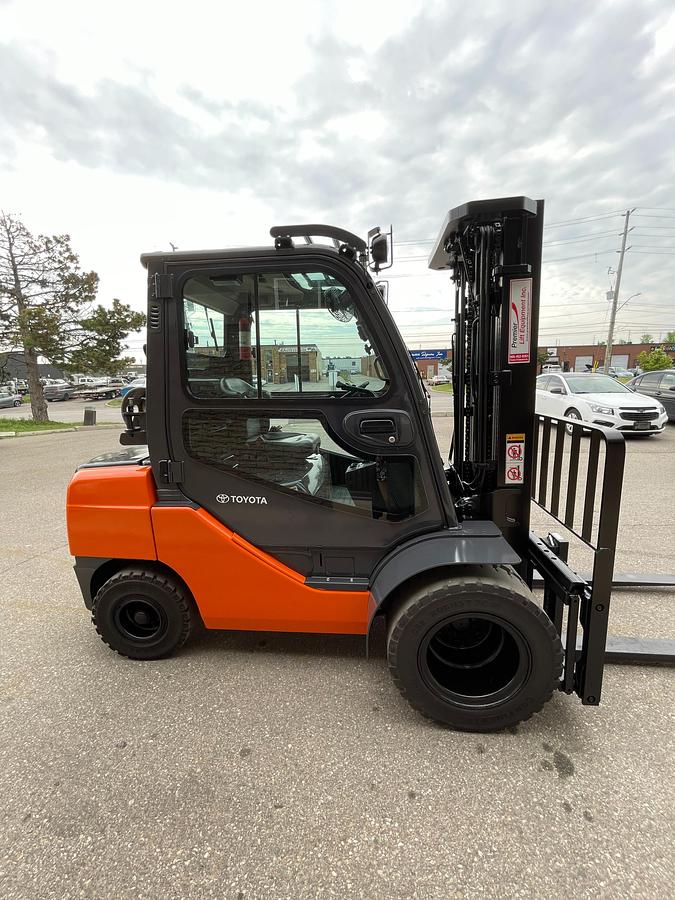 Toyota 8FGU30 – full side profile – enclosed cab, solid pneumatic tires, and triple mast – CSA-certified propane forklift – Brampton ON