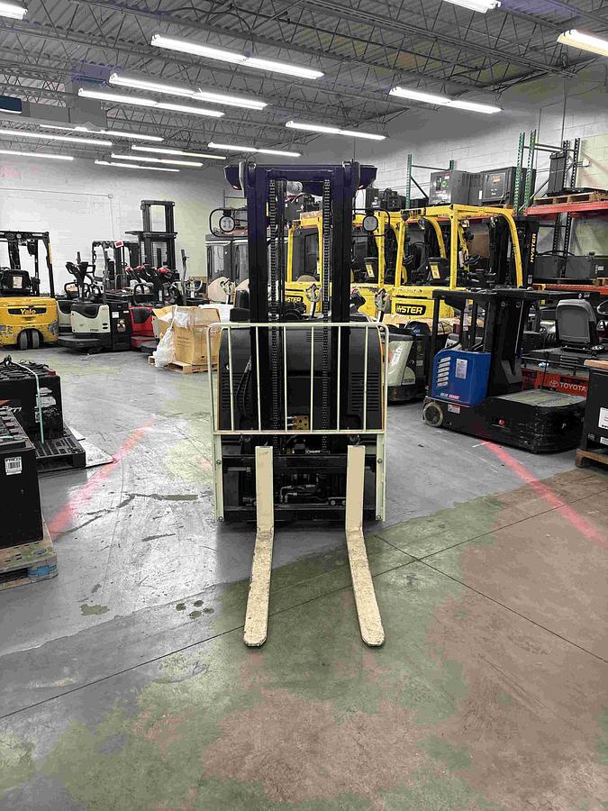 Front view of Yale ESC040AD with 85"/131" 2‑stage mast and side shift carriage.