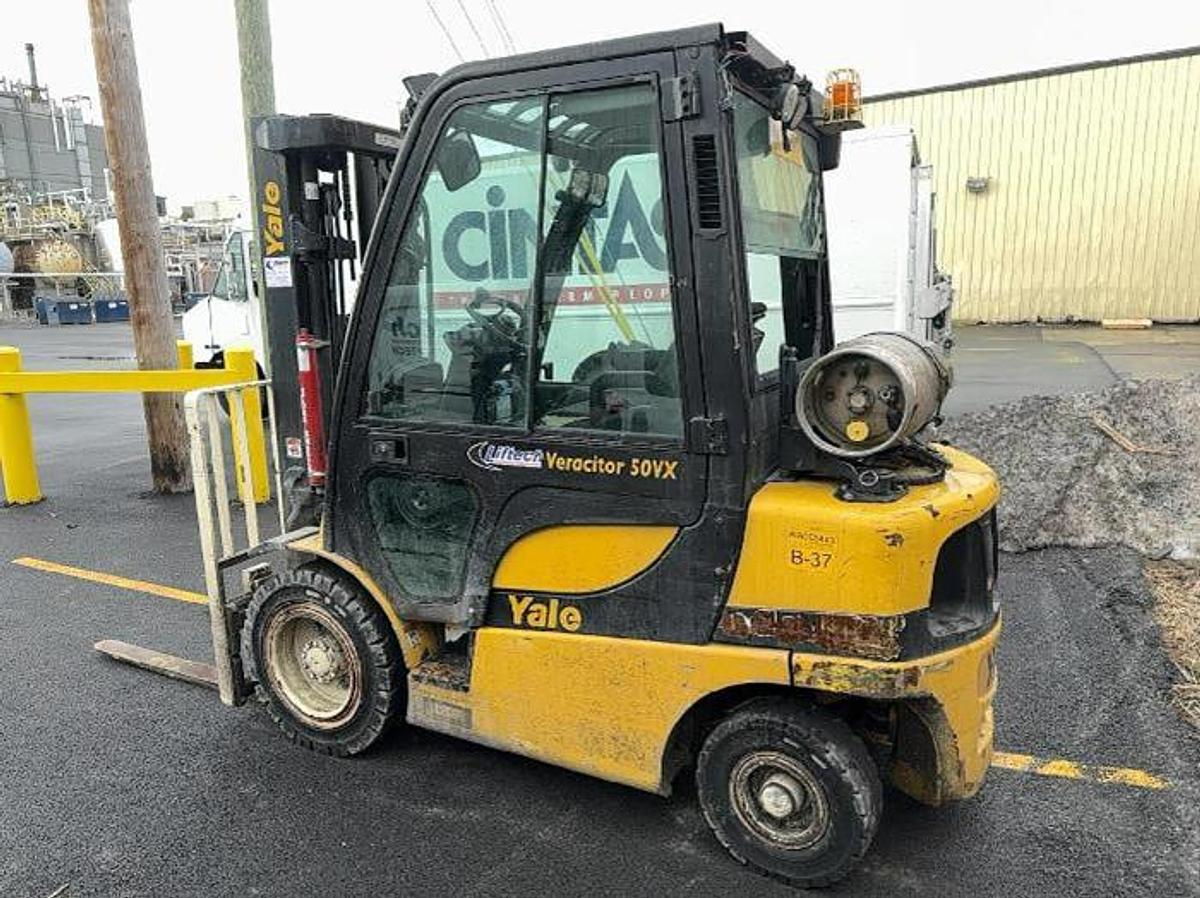 Yale GLP050VX – full side profile – triple mast, solid pneumatic tires, and heated full cab – CSA-certified LPG forklift – Brampton ON