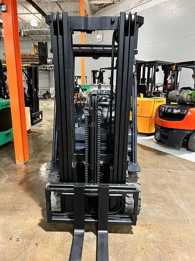 Toyota 8FGCU25 – direct front view – 42” forks, triple mast, and side shift carriage – CSA-certified propane forklift – Brampton ON