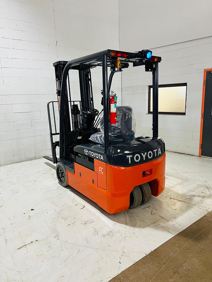 Another Nice Rear view showing counterweight and mounted safety lighting