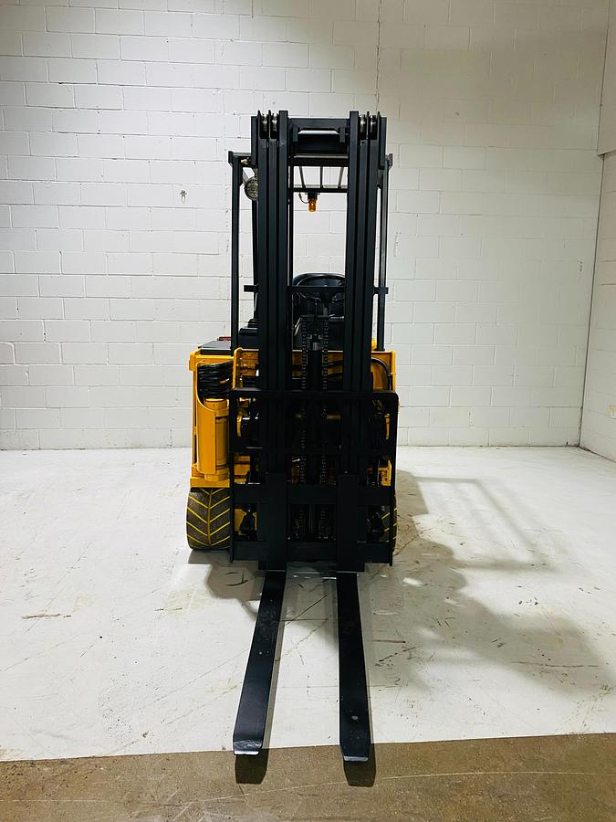 Drexel SLT22 – front view – triple mast, side shift forks, man-down operator station – CSA-certified swing mast forklift – Brampton ON